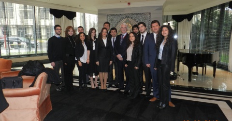Sabancı Üniversitesi öğrencileri Jumeirah Group Yönetim Kurulu Başkanı Gerald Lawless ile çay sohbetinde biraraya geldi