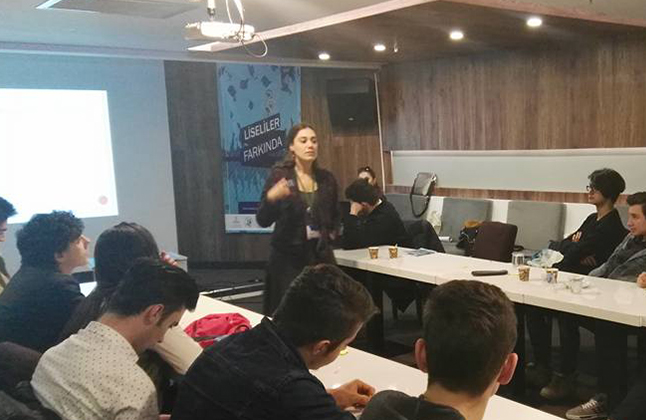Ayşegül Taşıtman “Liseliler Farkında” etkinliğinde toplumsal cinsiyet üzerine konuştu