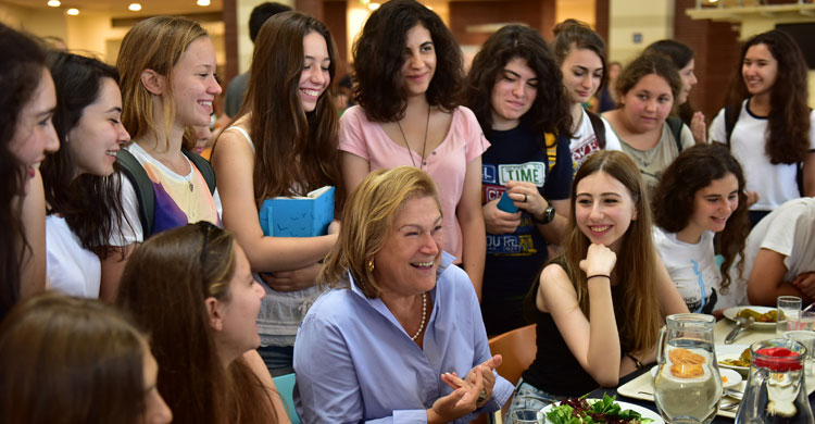 Güler Sabancı, Sabancı Üniversitesi Lise Yaz Okulu’na katılan öğrencilerle buluştu