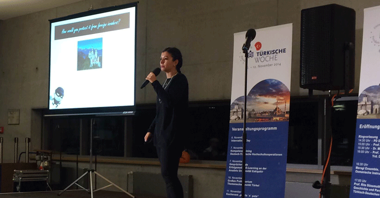 Doktora öğrencimiz Canan Sayitoğlu, üniversitemizi Almanya'da üç Science Slam'de temsil etti