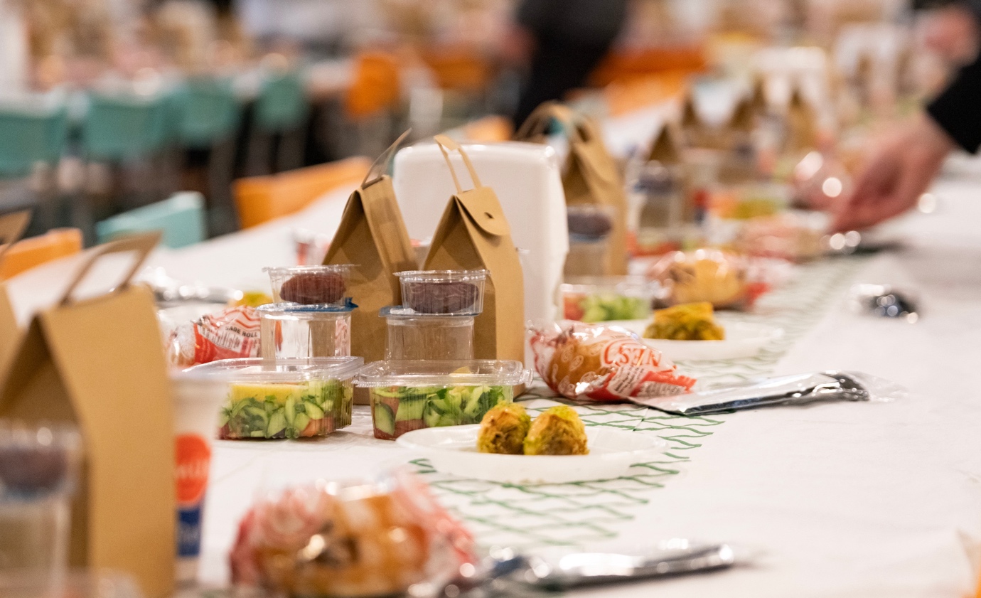 masa, sofra takımı, yemek, gıda, yemek pişirme sanatı içeren bir resim
Yapay zeka tarafından oluşturulmuş içerik yanlış olabilir.