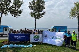 Öğrenci Kaynakları Ders Dışı Öğrenci Etkinlikleri: Okyanus Gününde Kıyı Temizliği Resmi
