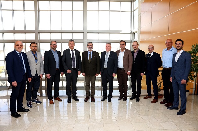The senior management of IHP-Microelectronics, one of Germany's important technology companies, visits our university