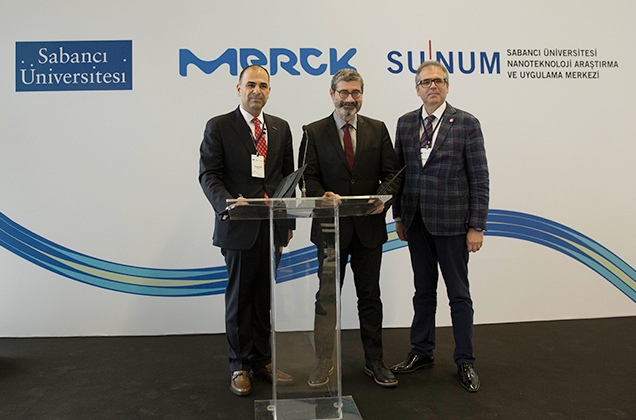 Merck Türkiye Yönetim Kurulu Başkanı ve Genel Müdürü Şehram Zayer, Sabancı Üniversitesi Rektörü Yusuf Leblebici, SUNUM Yönetim Kurulu Başkanı Alpagut Kara,