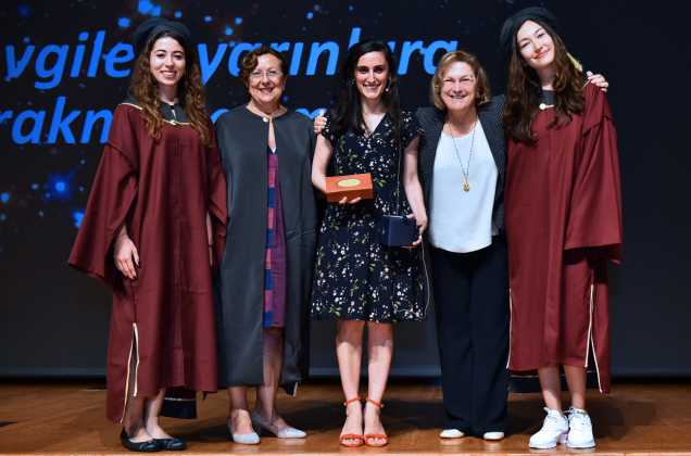 Sabancı Üniversitesi Kapanış Konferansı Zehra Sayers, Canan Dağdeviren, Güler Sabancı ve mezunlarımız