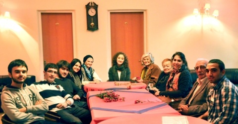 Emekli öğretmenler 30 yıl sonra, Sabancı Üniversitesi öğrencileriyle öğretmenler gününü kutladılar