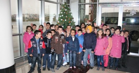 İlköğretim çocukları yılın son çocuk oyunu ve Yeni Yıl Partisi’nde eğlenceli anlar yaşadılar
