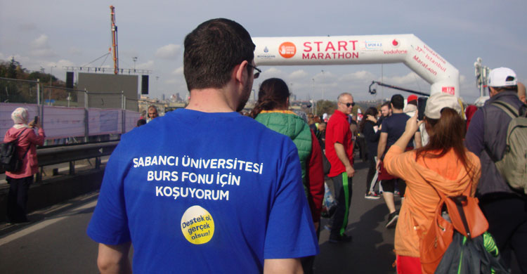Sabancı Üniversiteliler SÜ Burs Fonu yararına koştu!