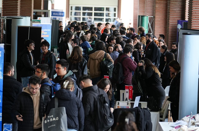 Üniversite Öğrencileri En İyi Akademisyenlerini & Eğitim Asistanlarını Seçti: 2024 Yılı Öğretim Ödülleri Kazananları Belirlendi!