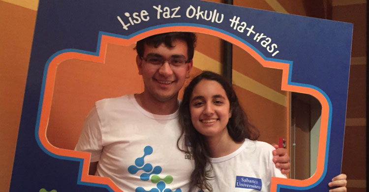 LYO Öğrencimiz Nazlı Yurdakul ve Rektörümüzün Çalışması