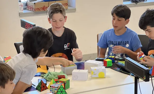 Küçükköy Yaratıcı Teknolojiler Atölyesi'nde Zekâ Küpü Turnuvası Düzenlendi