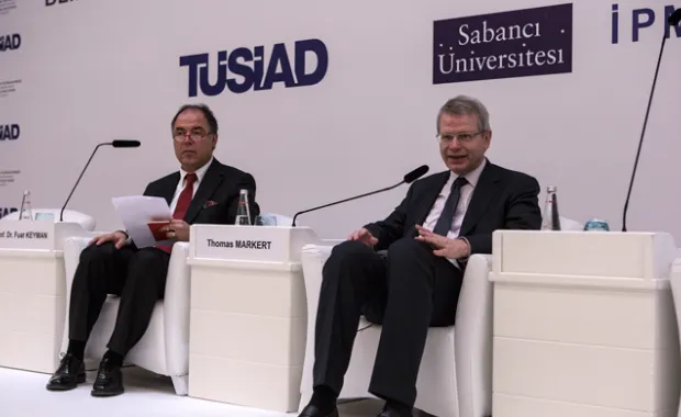Demokrasinin kurumsallaşması