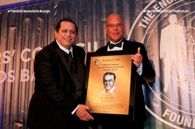MDBF Misafir Öğretim Üyesi Cengiz Özkan’a William Johnson International Founders Ödülü Resmi