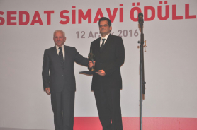 Ali Koşar'a Fen Bilimleri dalında Sedat Simavi ödülü verildi Resmi