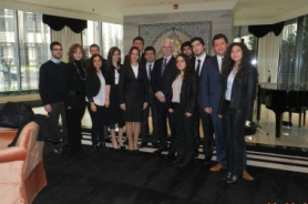 Sabancı Üniversitesi öğrencileri Jumeirah Group Yönetim Kurulu Başkanı Gerald Lawless ile çay sohbetinde biraraya geldi Resmi