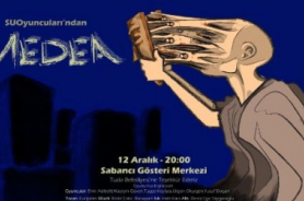 Medea, ilk kez  Sabancı Üniversitesi Tiyatro  Kulübü tarafından  İngilizce olarak  sahnede  Resmi